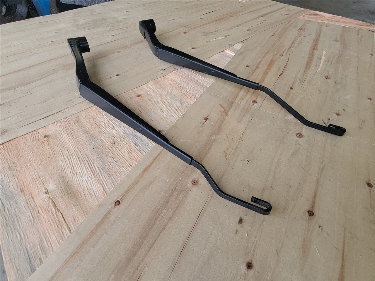 Used OEM 2016-2024 CAMARO WINDSHIELD WIPER ARMS PAIR LH RH BLACK, actual item photo 3