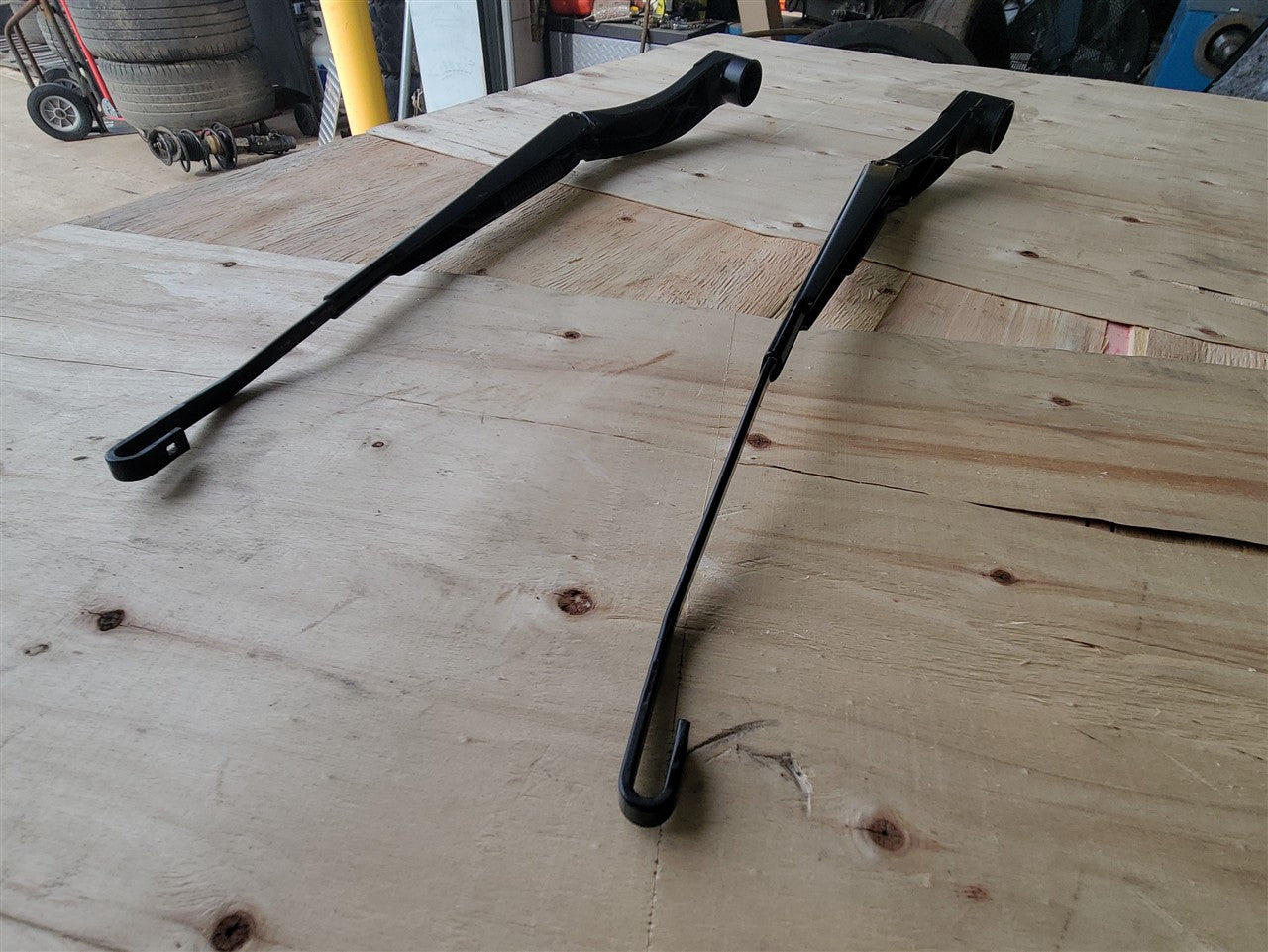 Used OEM 2016-2024 CAMARO WINDSHIELD WIPER ARMS PAIR LH RH BLACK, actual item photo 4