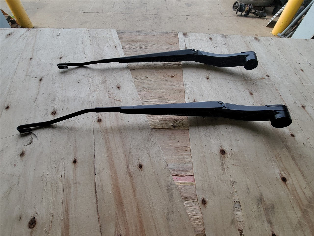 Used OEM 2016-2024 CAMARO WINDSHIELD WIPER ARMS PAIR LH RH BLACK, actual item photo 5