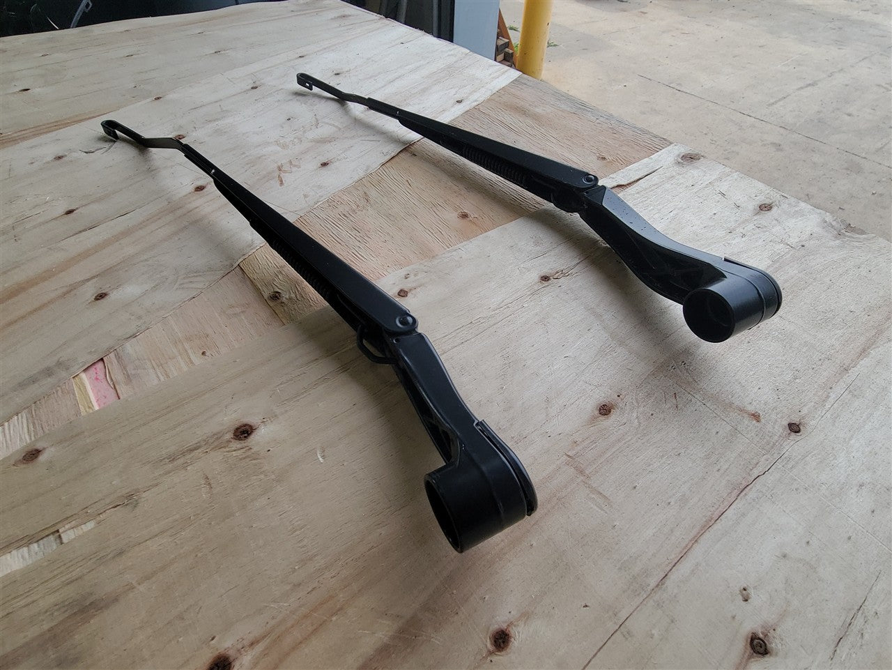 Used OEM 2016-2024 CAMARO WINDSHIELD WIPER ARMS PAIR LH RH BLACK, actual item photo 6