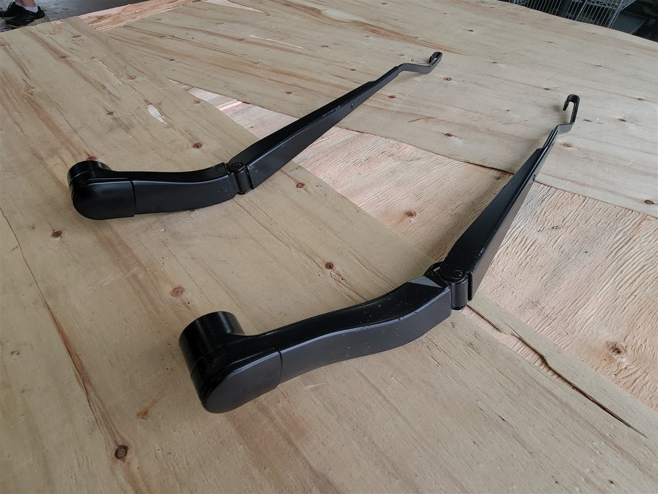 Used OEM 2016-2024 CAMARO WINDSHIELD WIPER ARMS PAIR LH RH BLACK, actual item photo 8