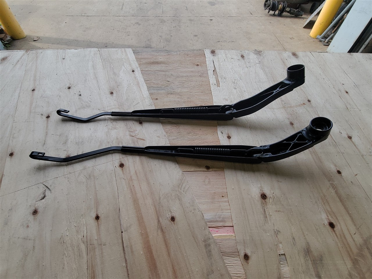 Used OEM 2016-2024 CAMARO WINDSHIELD WIPER ARMS PAIR LH RH BLACK, actual item photo 12