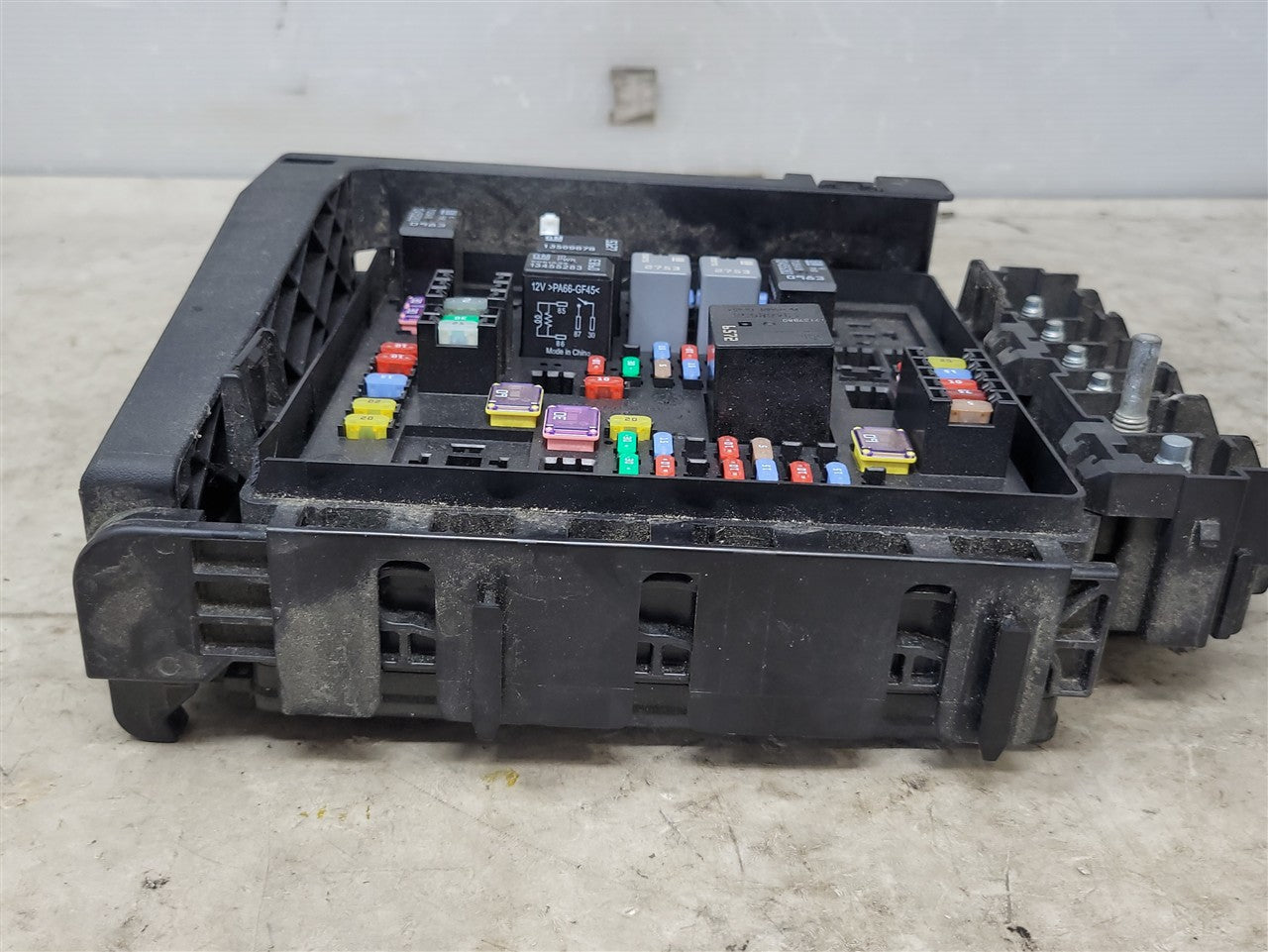 Used OEM 2018 CAMARO ENGINE BAY FUSE BOX RELAY JUNCTION 84315889, actual item photo 2