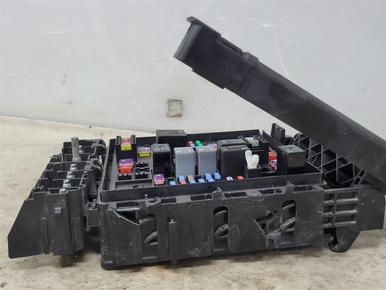 Used OEM 2018 CAMARO ENGINE BAY FUSE BOX RELAY JUNCTION 84315889, actual item photo 6