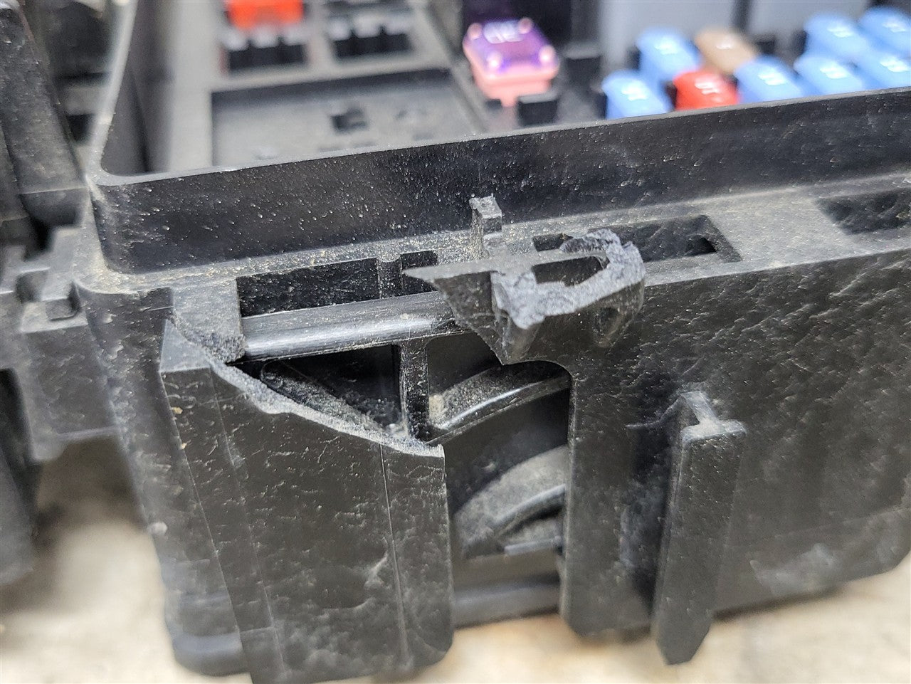 Used OEM 2018 CAMARO ENGINE BAY FUSE BOX RELAY JUNCTION 84315889, actual item photo 7