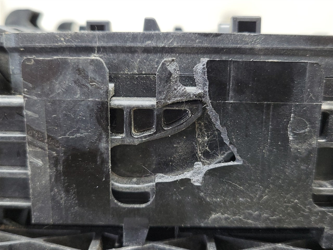Used OEM 2018 CAMARO ENGINE BAY FUSE BOX RELAY JUNCTION 84315889, actual item photo 12