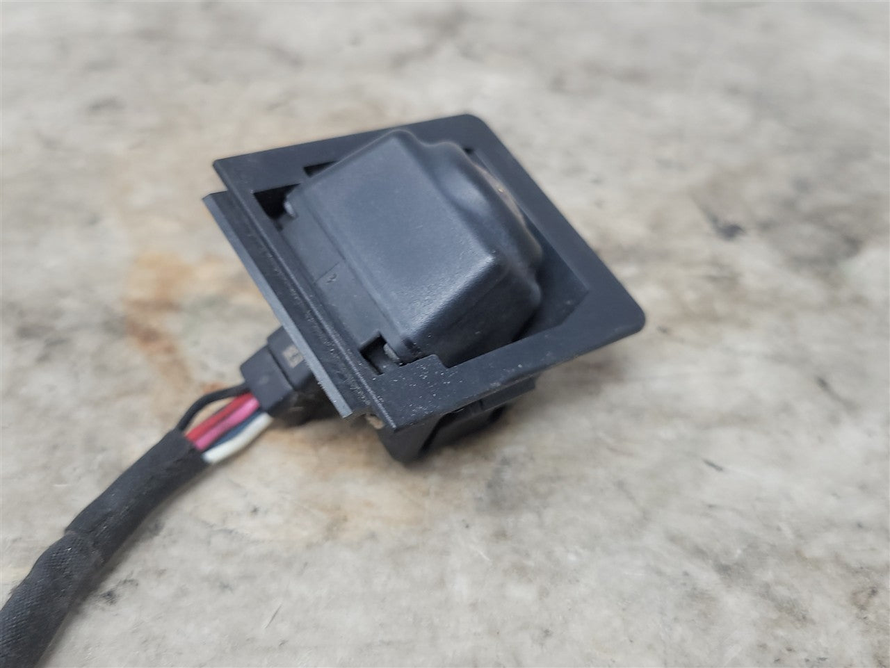 Used OEM 2018 CAMARO REAR VIEW BACKUP CAMERA 84299277, actual item photo 5