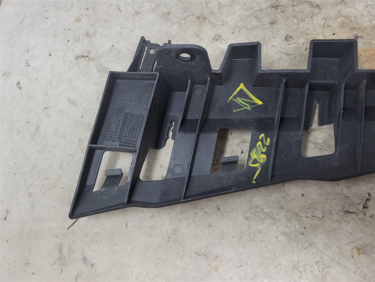Used OEM 2016-2018 CAMARO TAIL LIGHT LAMP BRACKET DRIVER LH 84035465, actual item photo 2