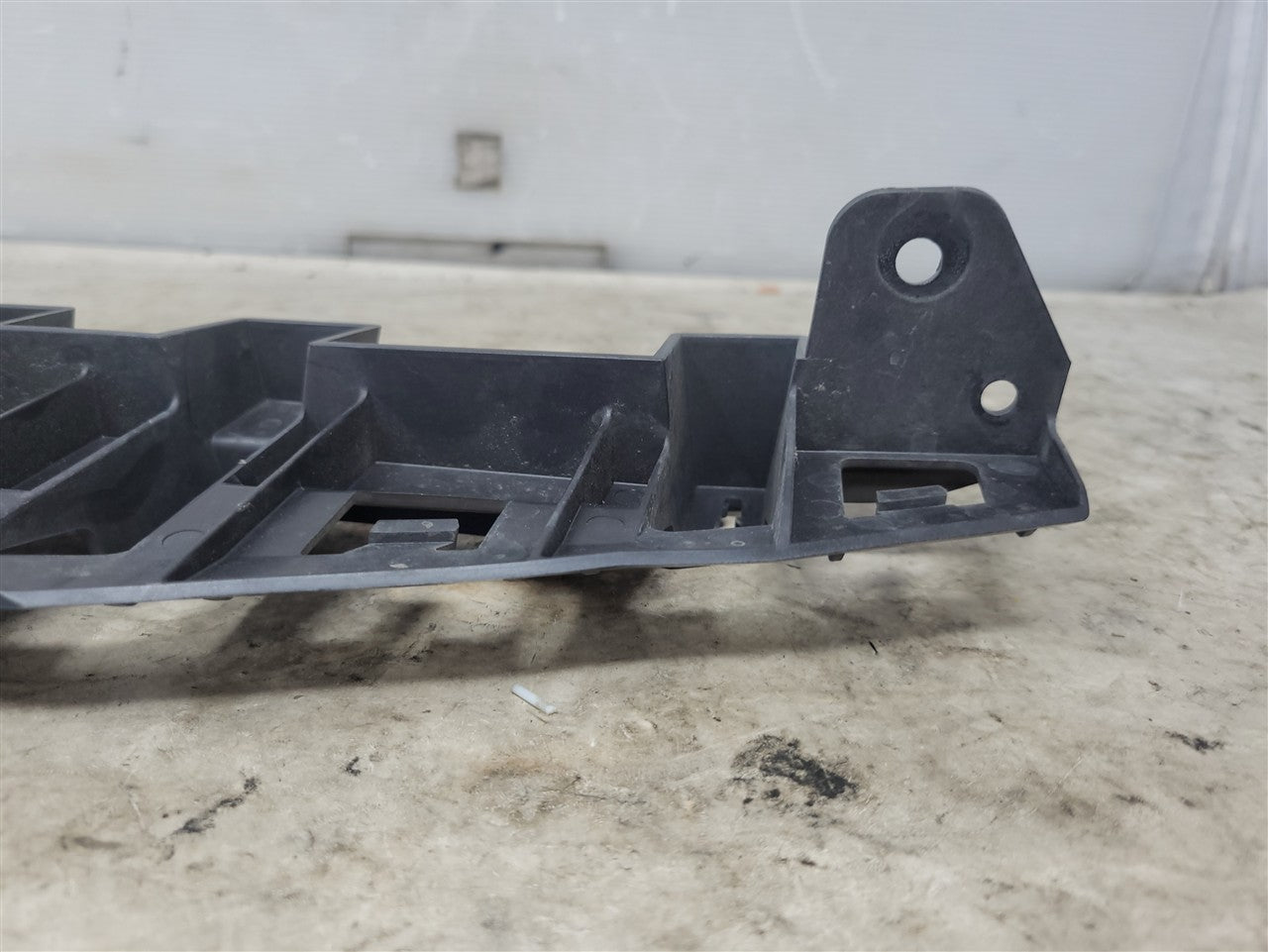 Used OEM 2016-2018 CAMARO TAIL LIGHT LAMP BRACKET DRIVER LH 84035465, actual item photo 4