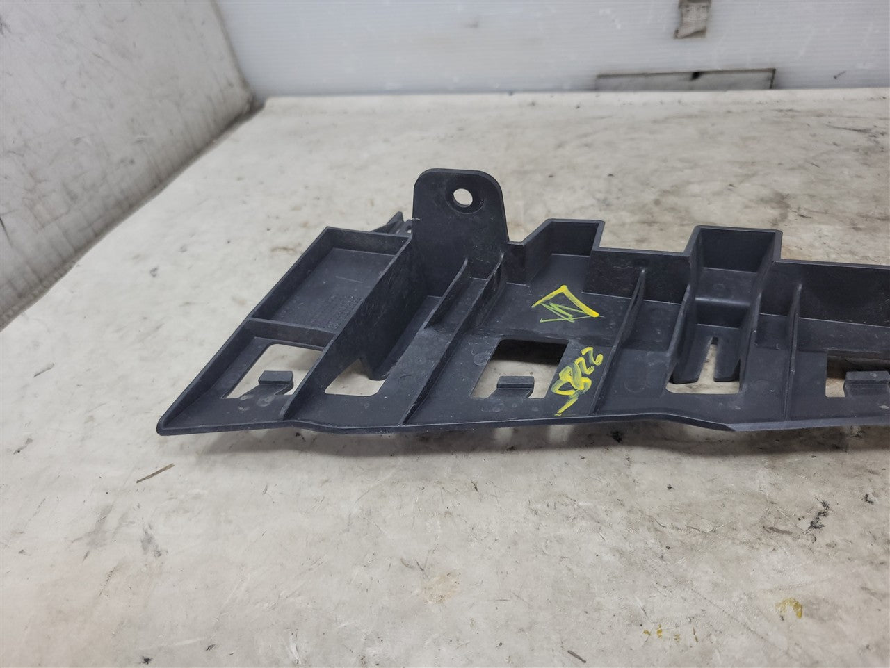 Used OEM 2016-2018 CAMARO TAIL LIGHT LAMP BRACKET DRIVER LH 84035465, actual item photo 5