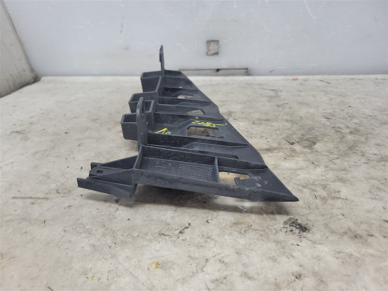 Used OEM 2016-2018 CAMARO TAIL LIGHT LAMP BRACKET DRIVER LH 84035465, actual item photo 6