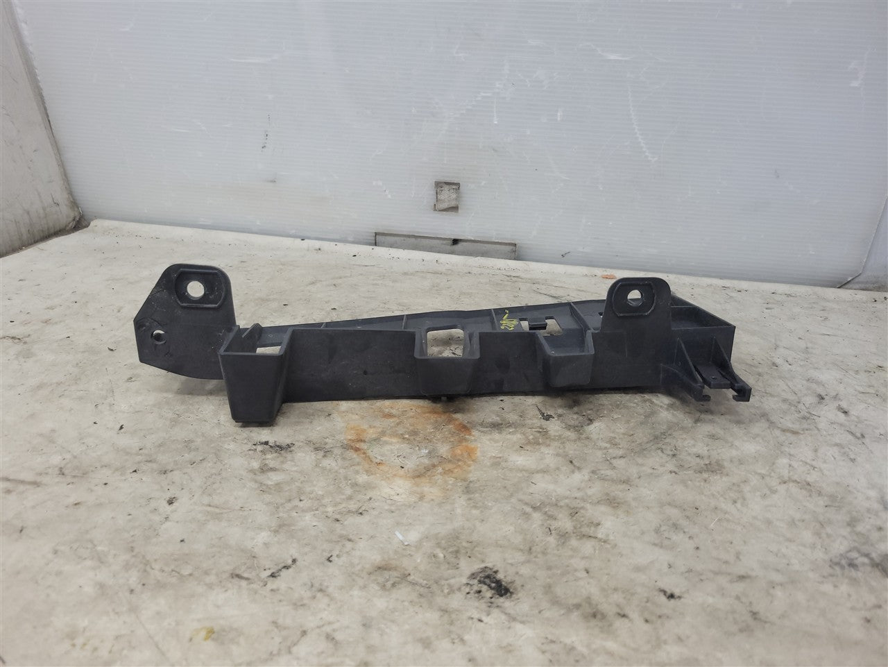 Used OEM 2016-2018 CAMARO TAIL LIGHT LAMP BRACKET DRIVER LH 84035465, actual item photo 7
