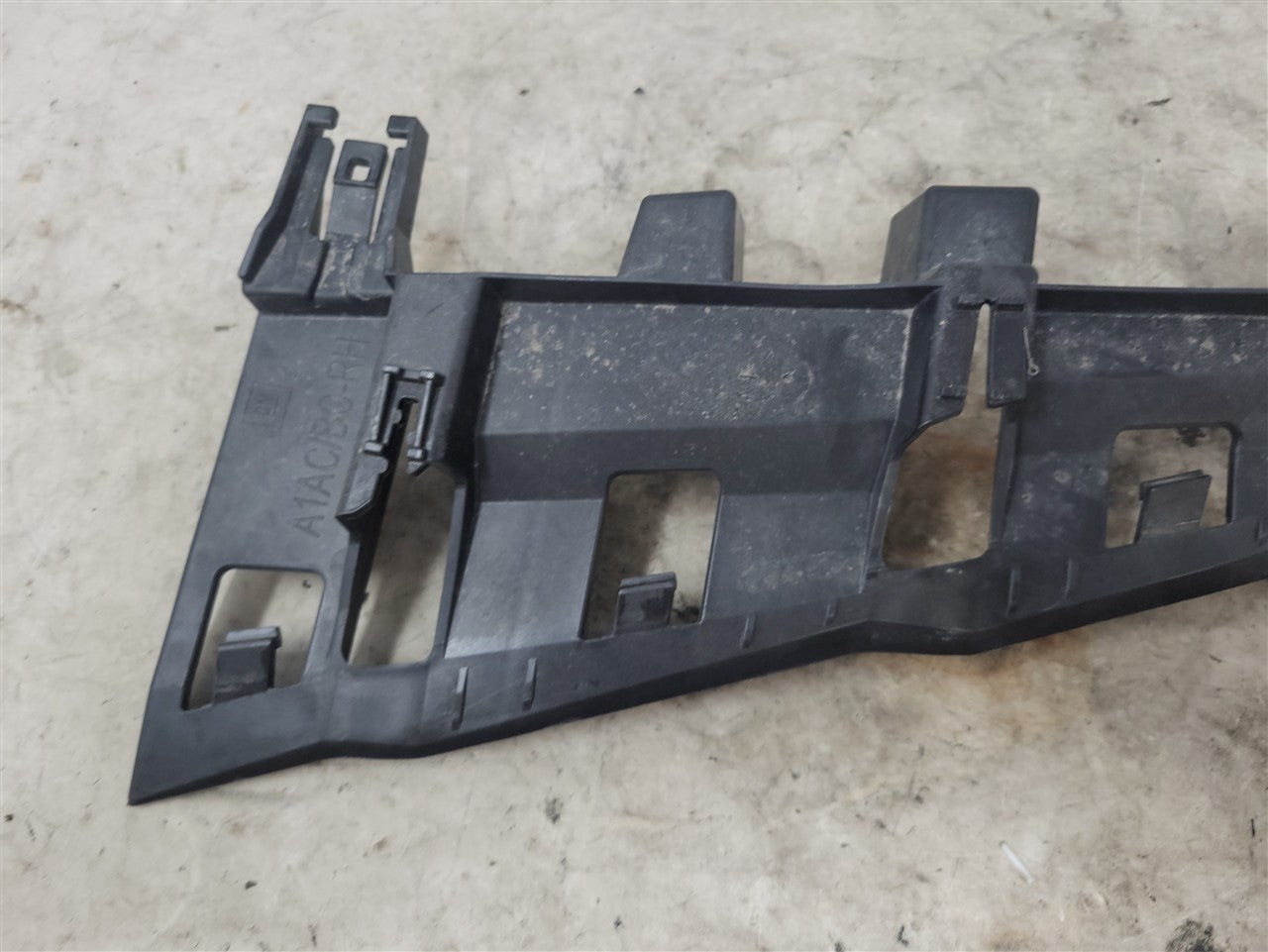 Used OEM 2016-2018 CAMARO TAIL LIGHT LAMP BRACKET PASSENGER RH BLACK, actual item photo 2