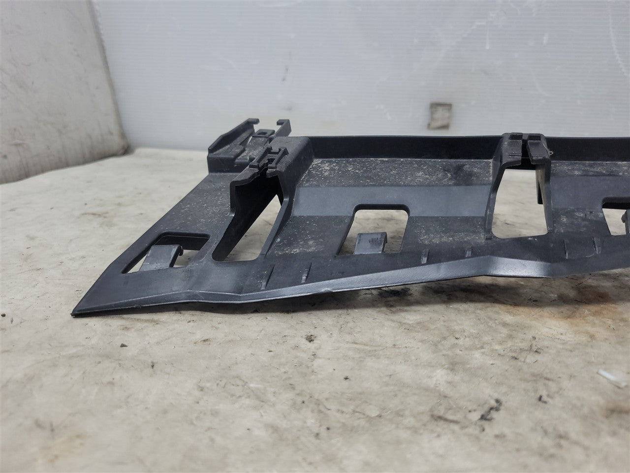 Used OEM 2016-2018 CAMARO TAIL LIGHT LAMP BRACKET PASSENGER RH BLACK, actual item photo 4