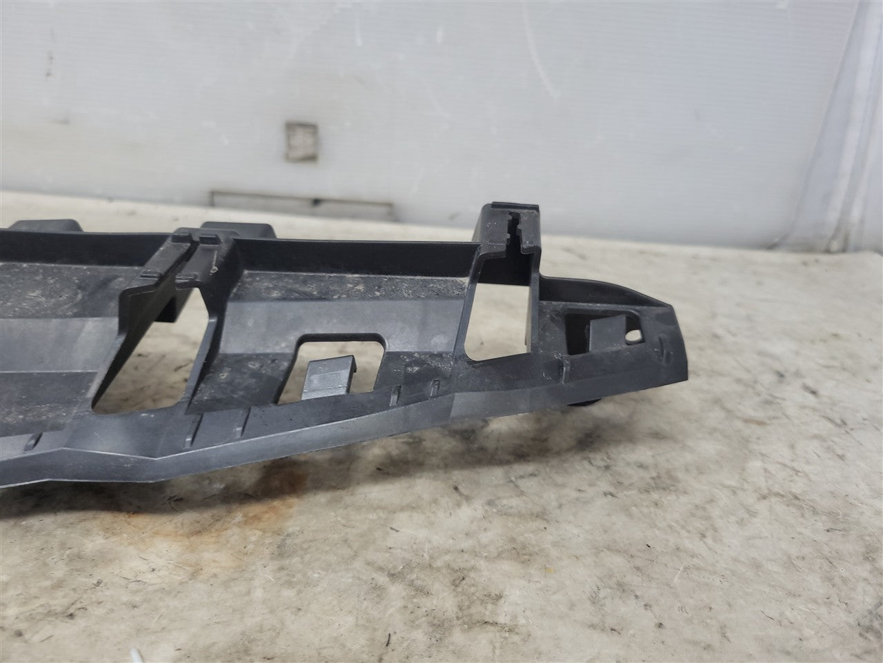 Used OEM 2016-2018 CAMARO TAIL LIGHT LAMP BRACKET PASSENGER RH BLACK, actual item photo 5