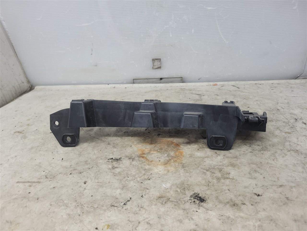 Used OEM 2016-2018 CAMARO TAIL LIGHT LAMP BRACKET PASSENGER RH BLACK, actual item photo 7