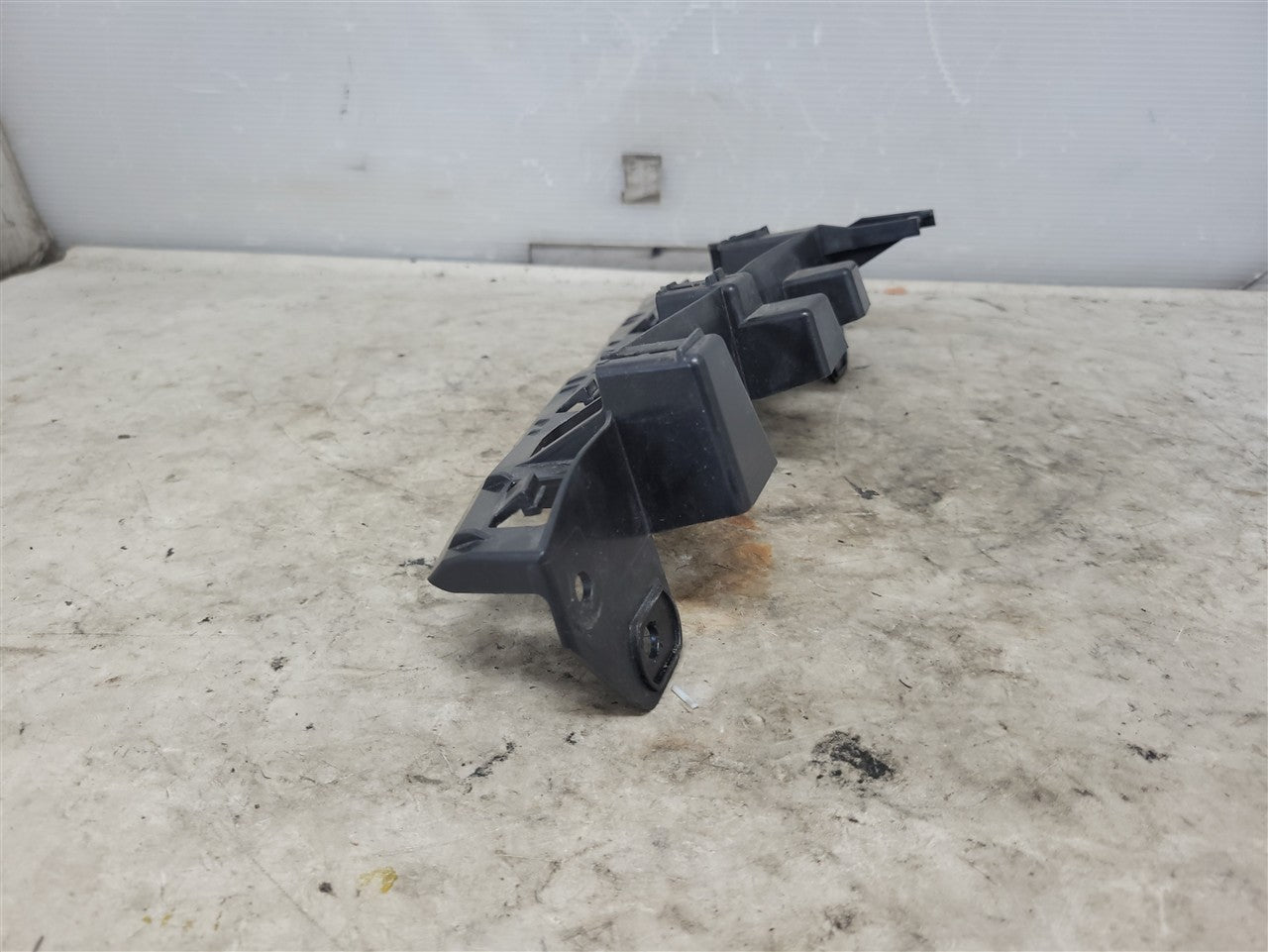 Used OEM 2016-2018 CAMARO TAIL LIGHT LAMP BRACKET PASSENGER RH BLACK, actual item photo 8