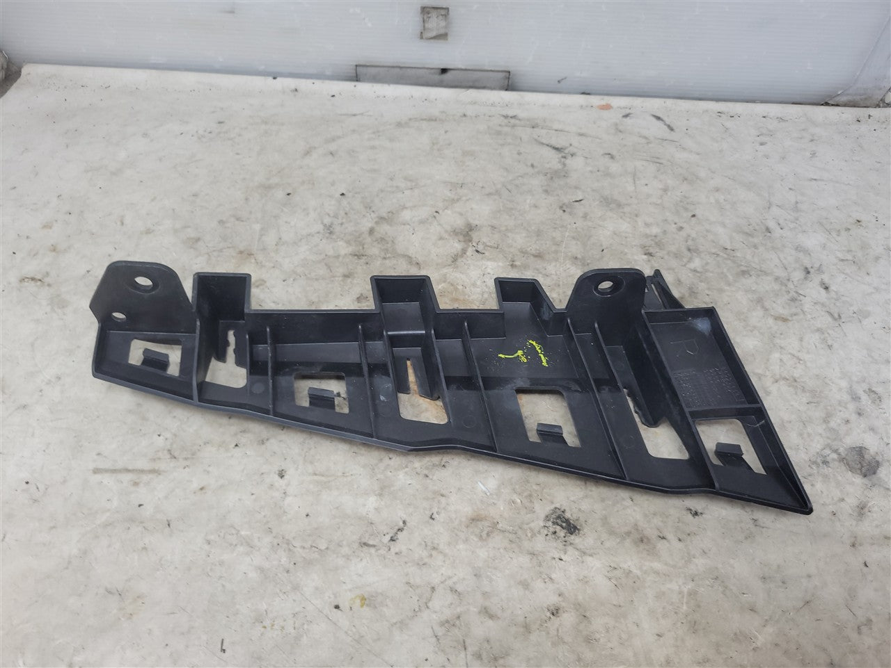 Used OEM 2016-2018 CAMARO TAIL LIGHT LAMP BRACKET PASSENGER RH BLACK, actual item photo 9