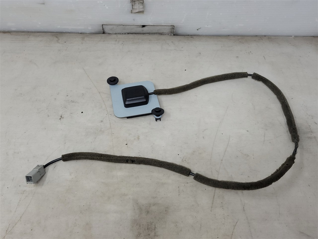 Used OEM 2005-2013 CORVETTE C6 IN DASH RADIO GPS NAVIGATION ANTENNA, actual item photo 1