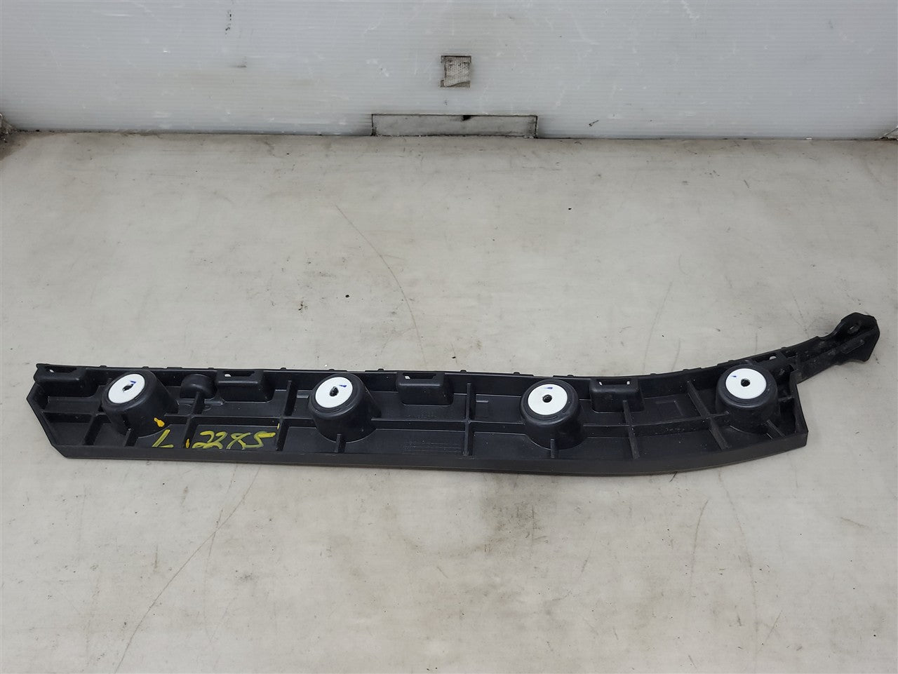 Used OEM 2016-2024 CAMARO REAR BUMPER FASCIA GUIDE BRACKET DRIVER LH, actual item photo 10