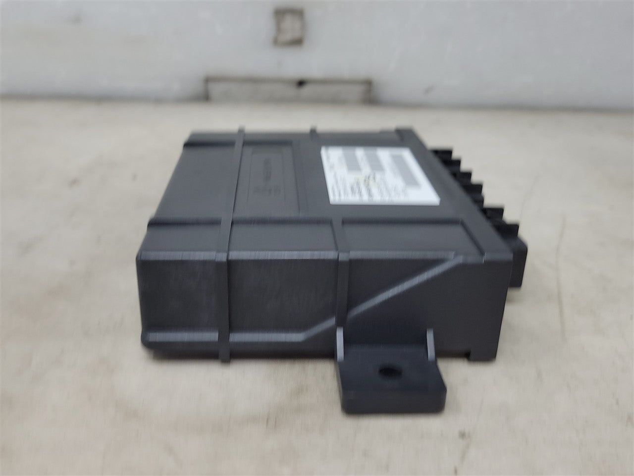 Used OEM 2010-2013 CORVETTE C6 KEYLESS ENTRY THEFT MODULE CENTER DASH, actual item photo 3