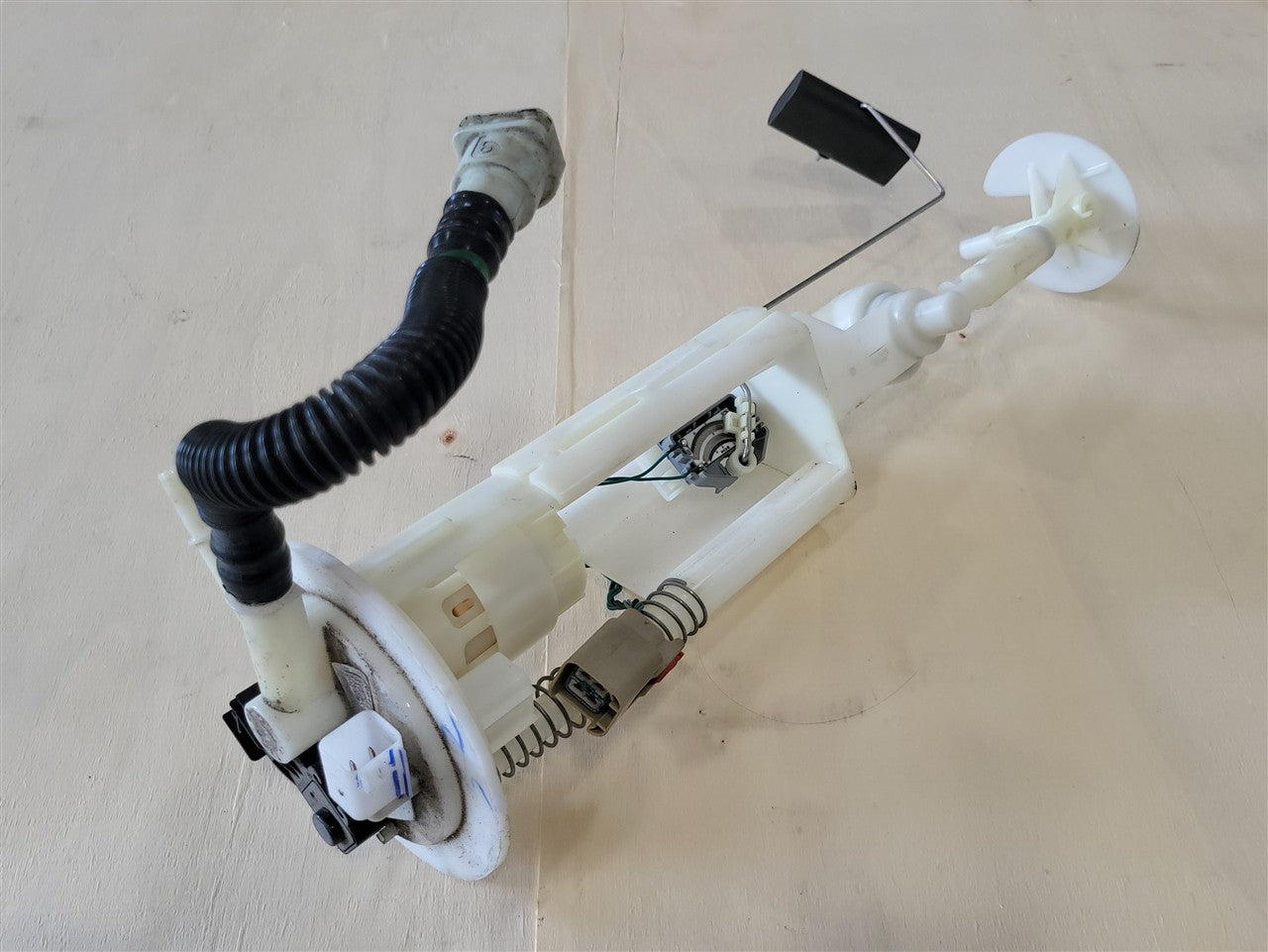 Used OEM 2004-2013 CORVETTE C6 FUEL TRANSFER PUMP ASSEMBLY PASSENGER, actual item photo 4