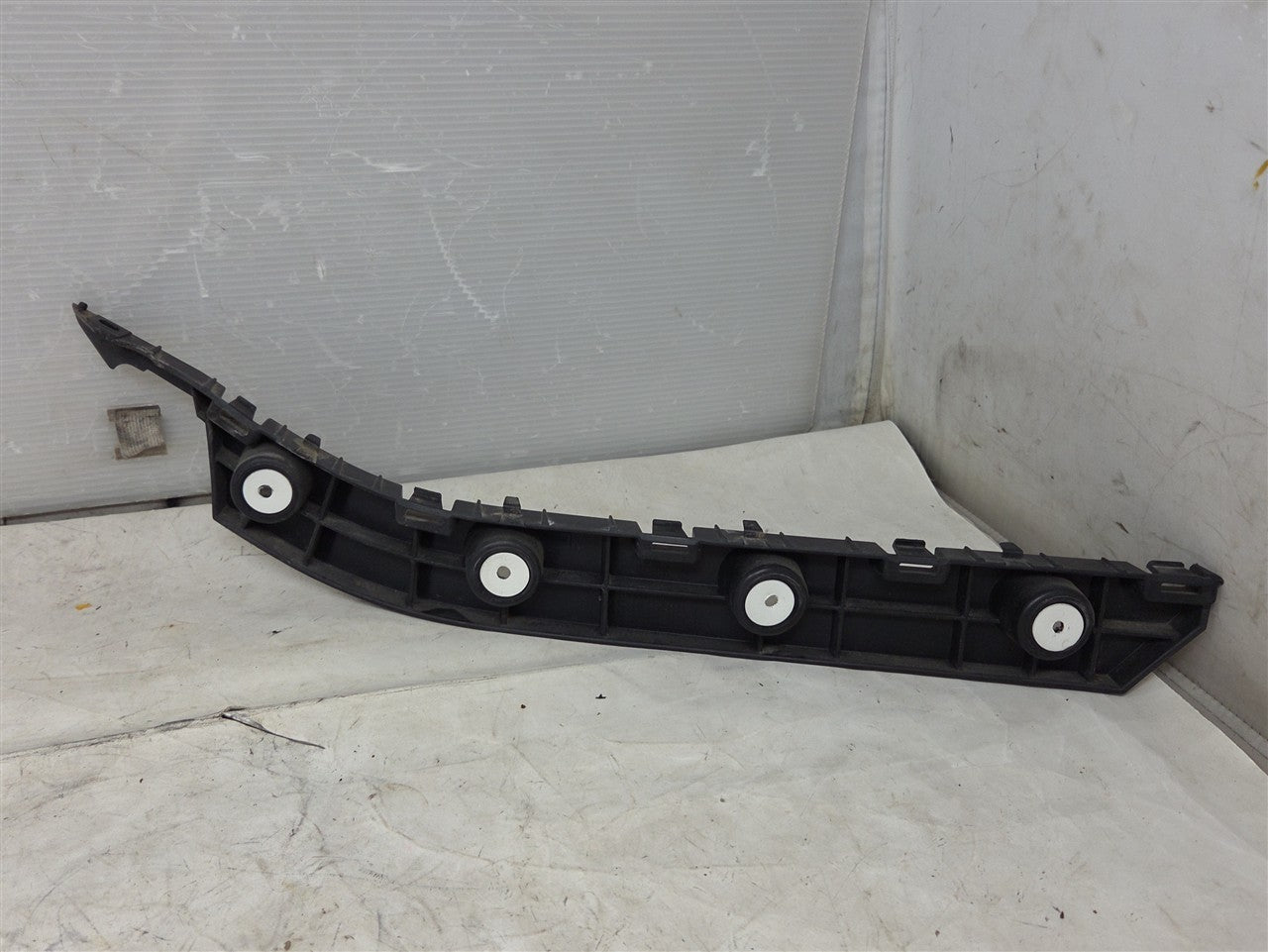 Used OEM 2016-2024 CAMARO REAR BUMPER FASCIA GUIDE BRACKET PASSENGER, actual item photo 5