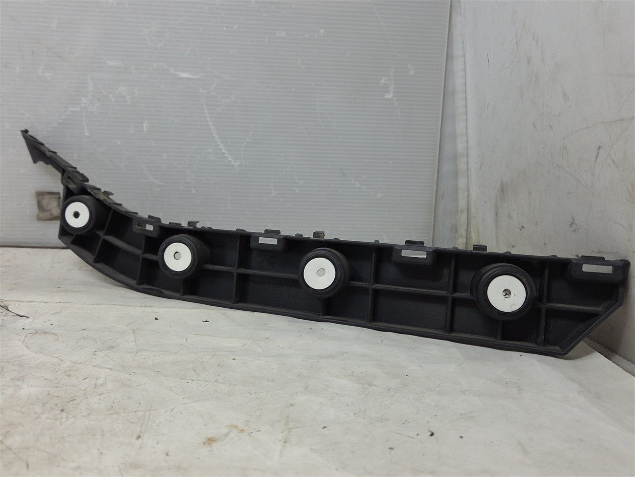 Used OEM 2016-2024 CAMARO REAR BUMPER FASCIA GUIDE BRACKET PASSENGER, actual item photo 6
