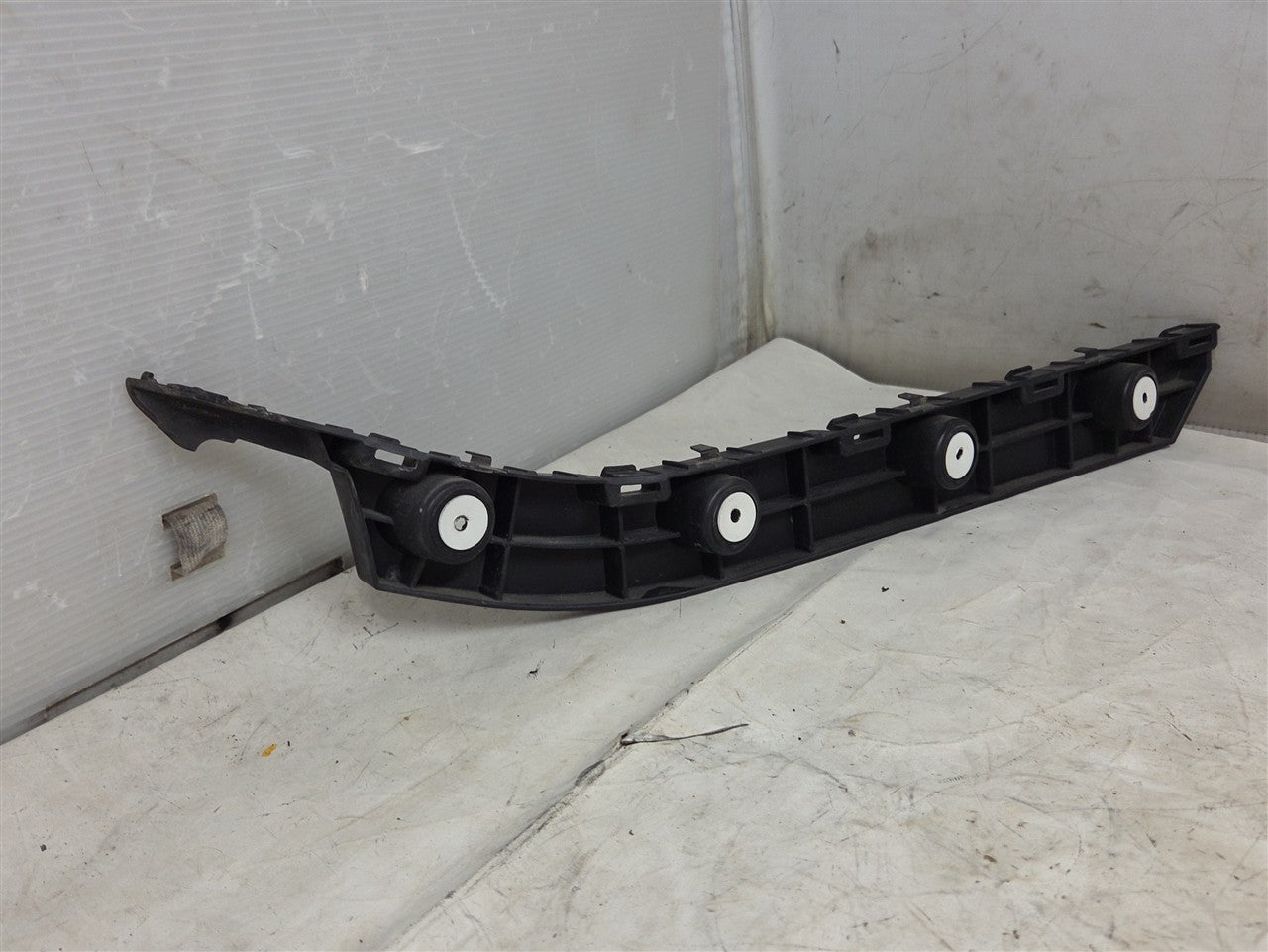 Used OEM 2016-2024 CAMARO REAR BUMPER FASCIA GUIDE BRACKET PASSENGER, actual item photo 7