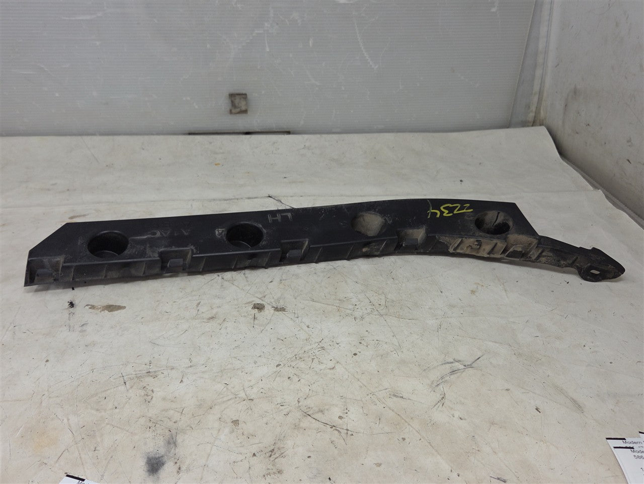 Used OEM 2016-2024 CAMARO REAR BUMPER FASCIA GUIDE BRACKET DRIVER LH, actual item photo 4