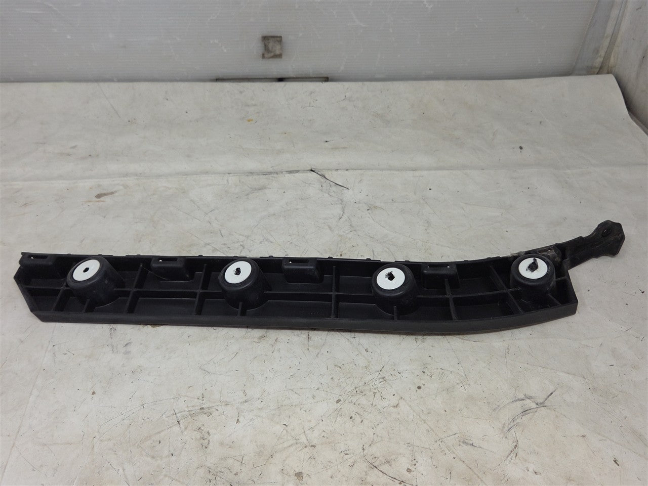 Used OEM 2016-2024 CAMARO REAR BUMPER FASCIA GUIDE BRACKET DRIVER LH, actual item photo 7