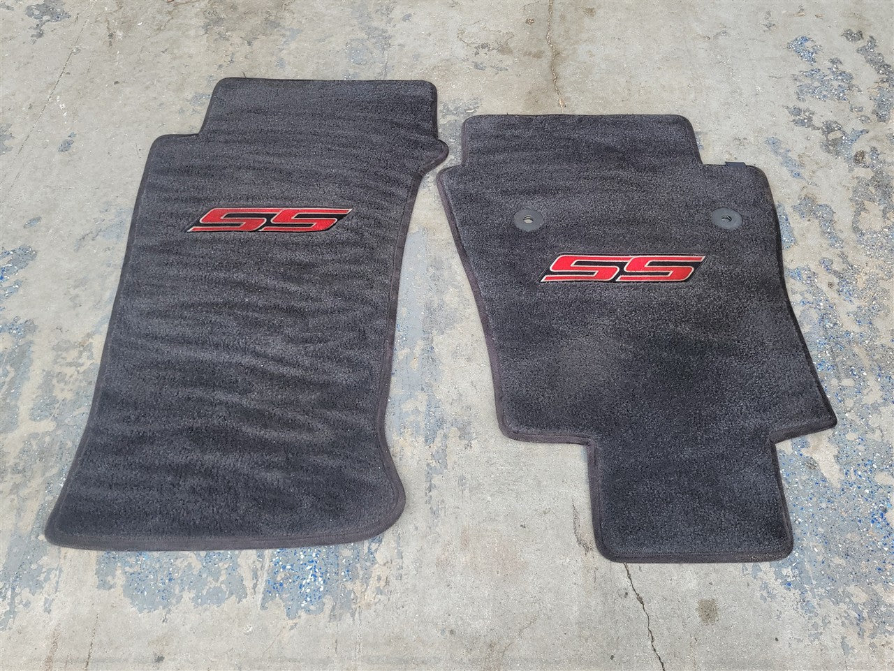 Used OEM 2016-2024 CAMARO FRONT FLOOR MATS PAIR BLACK WITH RED CAMARO, actual item photo 4