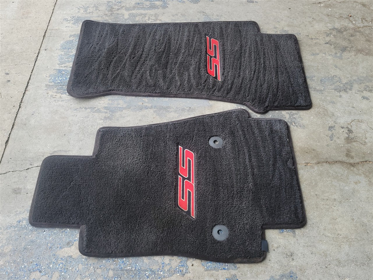 Used OEM 2016-2024 CAMARO FRONT FLOOR MATS PAIR BLACK WITH RED CAMARO, actual item photo 5