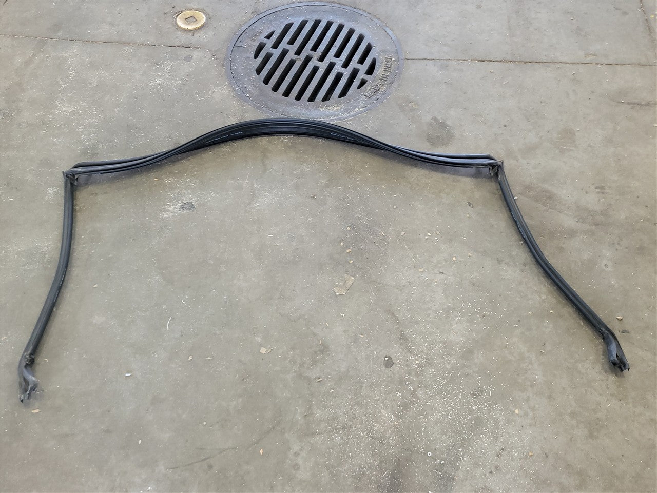 Used OEM 2005-2013 CORVETTE C6 TARGA TOP HALO ROOF WEATHERSTRIP REAR, actual item photo 1