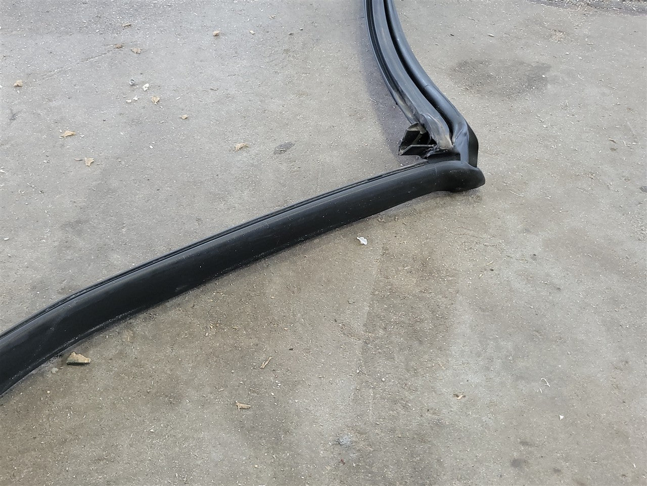 Used OEM 2005-2013 CORVETTE C6 TARGA TOP HALO ROOF WEATHERSTRIP REAR, actual item photo 5