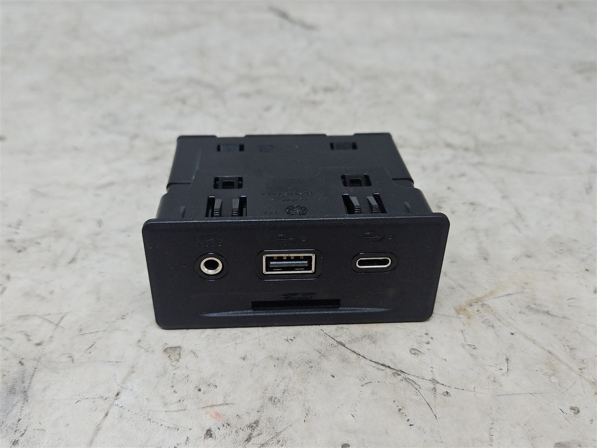 Used OEM 2019-2023 SIERRA SILVERADO USB MEMORY CARD RECEPTACLE CENTER, actual item photo 1