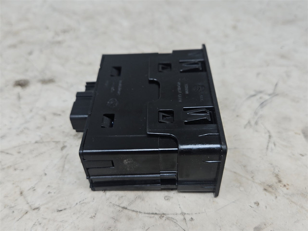 Used OEM 2019-2023 SIERRA SILVERADO USB MEMORY CARD RECEPTACLE CENTER, actual item photo 2