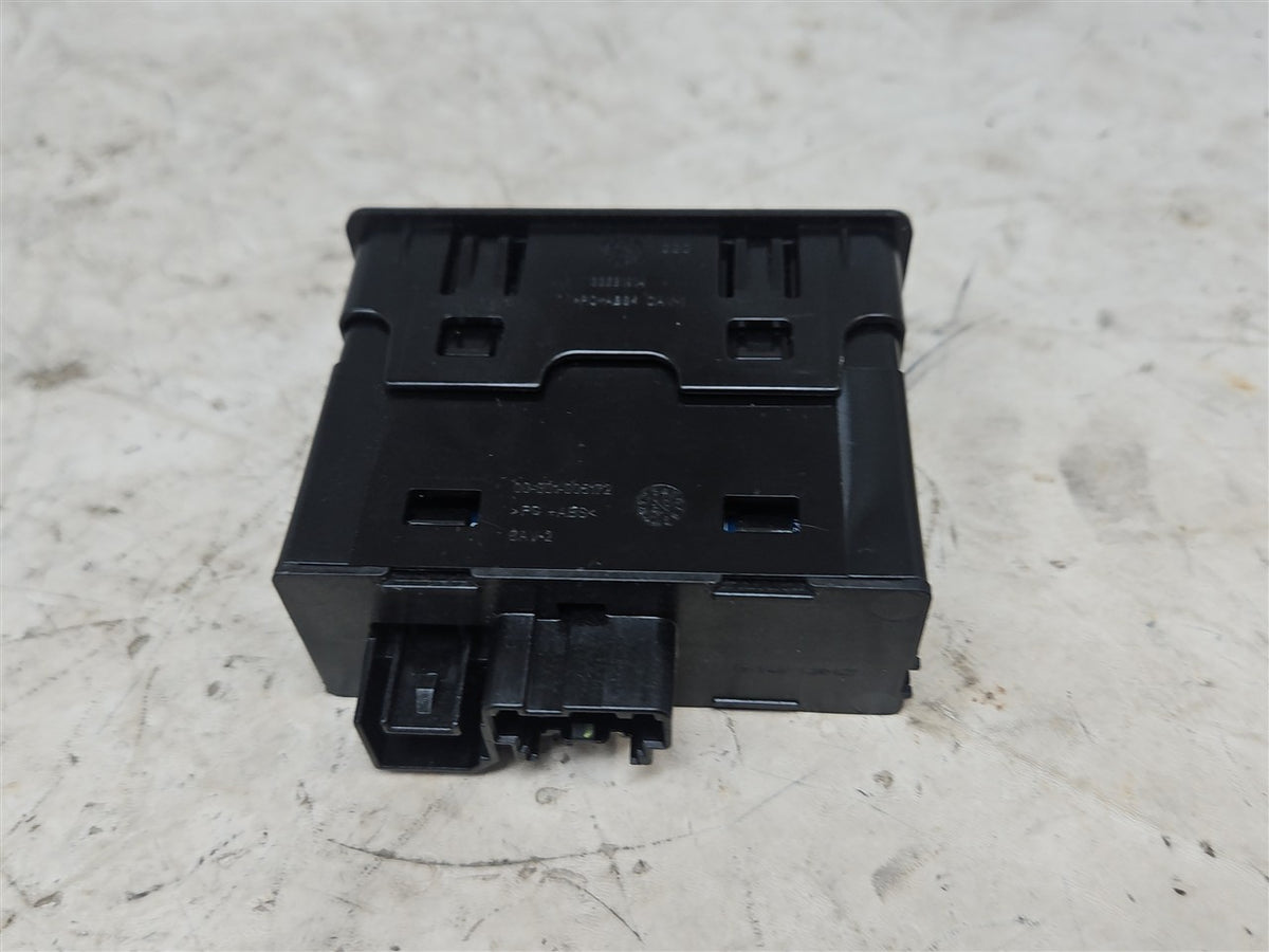 Used OEM 2019-2023 SIERRA SILVERADO USB MEMORY CARD RECEPTACLE CENTER, actual item photo 3