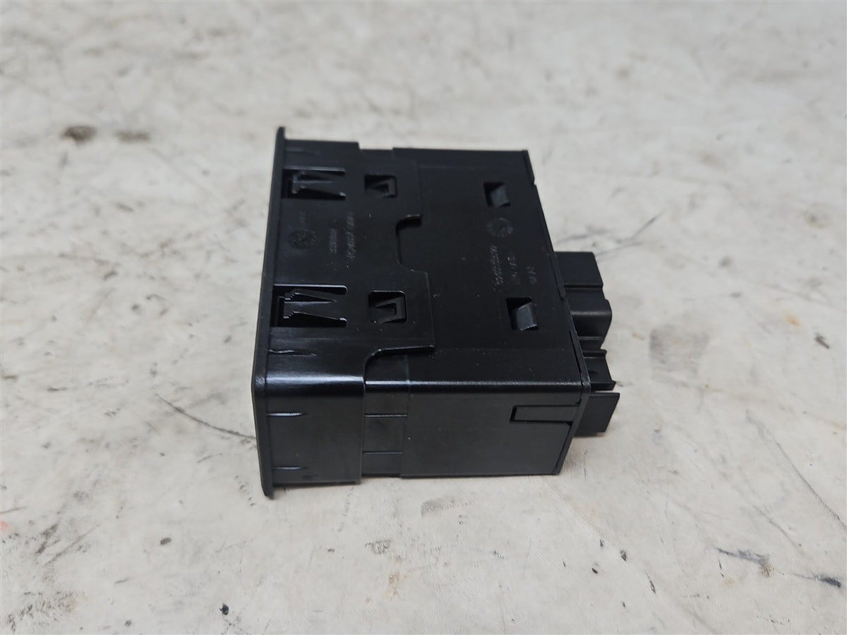 Used OEM 2019-2023 SIERRA SILVERADO USB MEMORY CARD RECEPTACLE CENTER, actual item photo 4