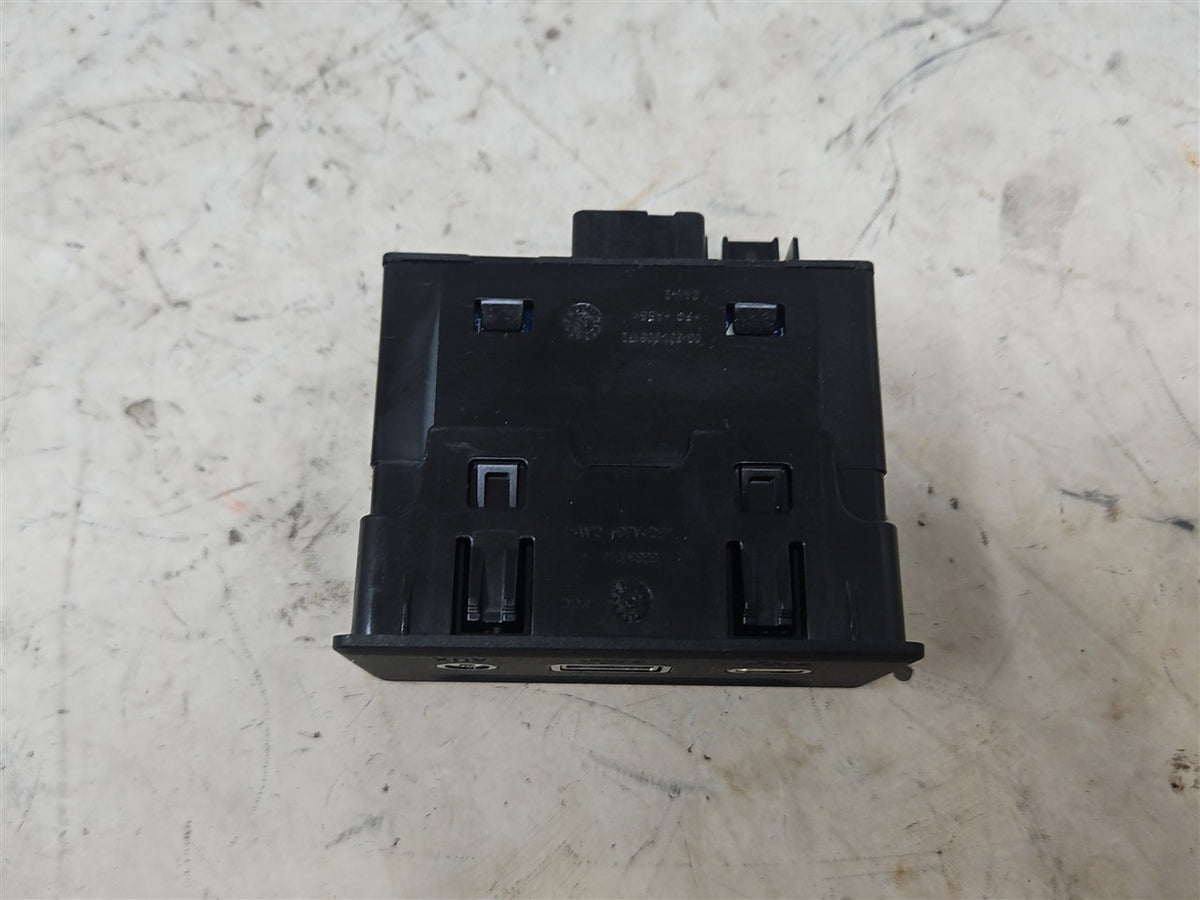 Used OEM 2019-2023 SIERRA SILVERADO USB MEMORY CARD RECEPTACLE CENTER, actual item photo 5