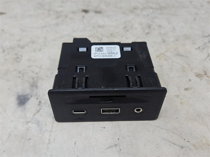 Used OEM 2019-2023 SIERRA SILVERADO USB MEMORY CARD RECEPTACLE CENTER, actual item photo 6