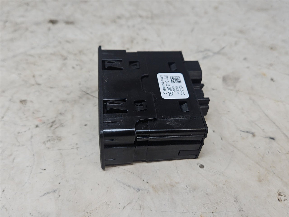 Used OEM 2019-2023 SIERRA SILVERADO USB MEMORY CARD RECEPTACLE CENTER, actual item photo 9