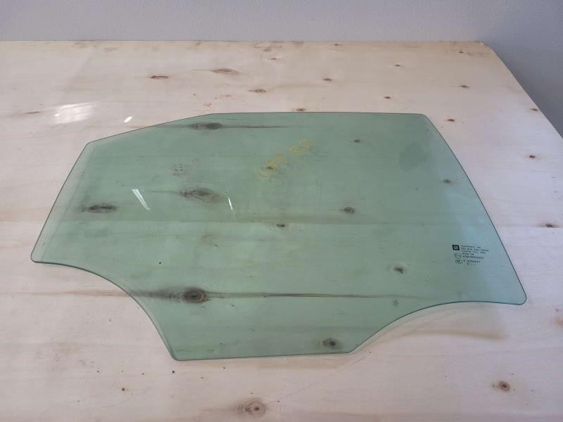 2010 CTS RH PASSENGER REAR DOOR GLASS 451 - image 1