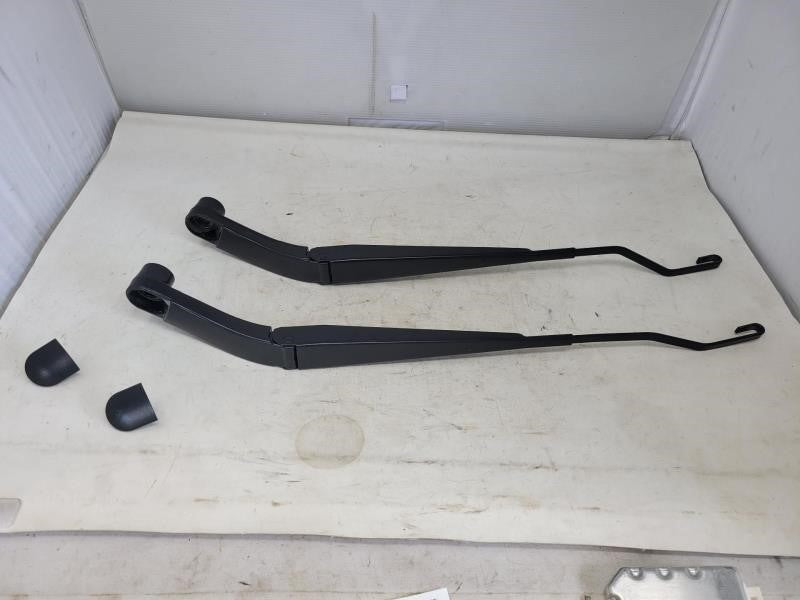 2017 ESCALADE WIPER ARMS, PAIR 604 - image 3