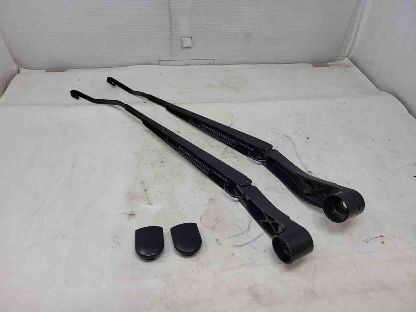 2022 CAMARO WINDSHIELD WIPER ARMS PAIR 10K MILES 607 - image 3