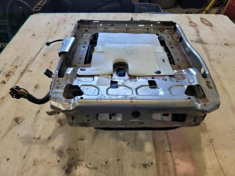 2014 ESCALAESV RH FRONT SEAT TRACK W/MOTORS, FULL P 837 - image 1