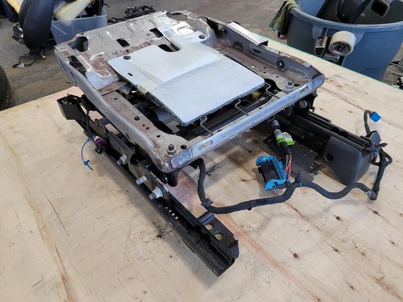 2014 ESCALAESV RH FRONT SEAT TRACK W/MOTORS, FULL P 837 - image 4